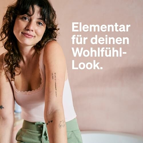 Frau mit T-Shirt lächelt freundlich